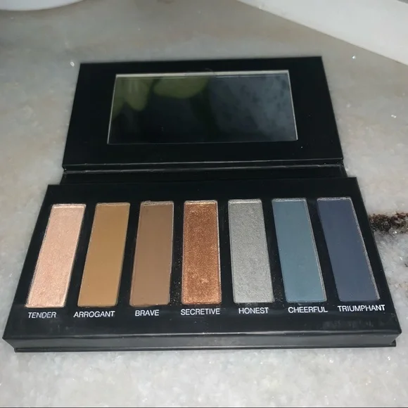 Younique Moodstruck Addiction Eye Shadow | Mercari MOODSTRUCK ADDICTION shadow palette
#4 display picture 1